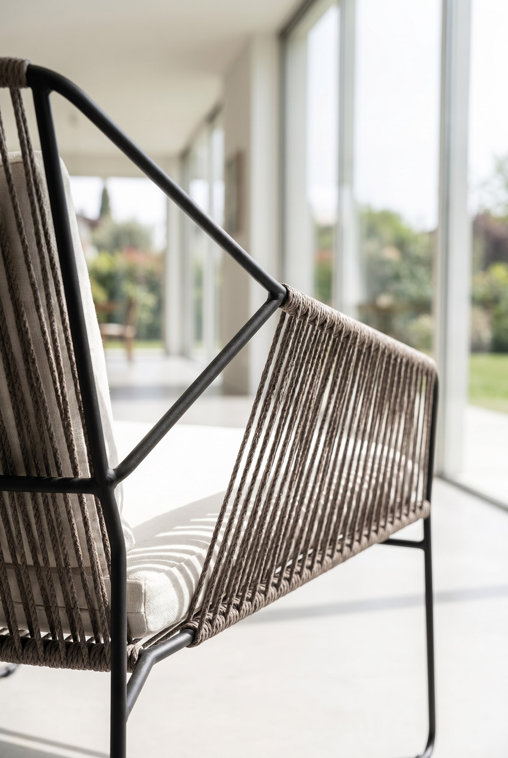 Nahaufnahme der filigranen Struktur moderner Outdoor-Gartenmöbel Nahaufnahme der filigranen Struktur moderner Outdoor-Gartenmöbel