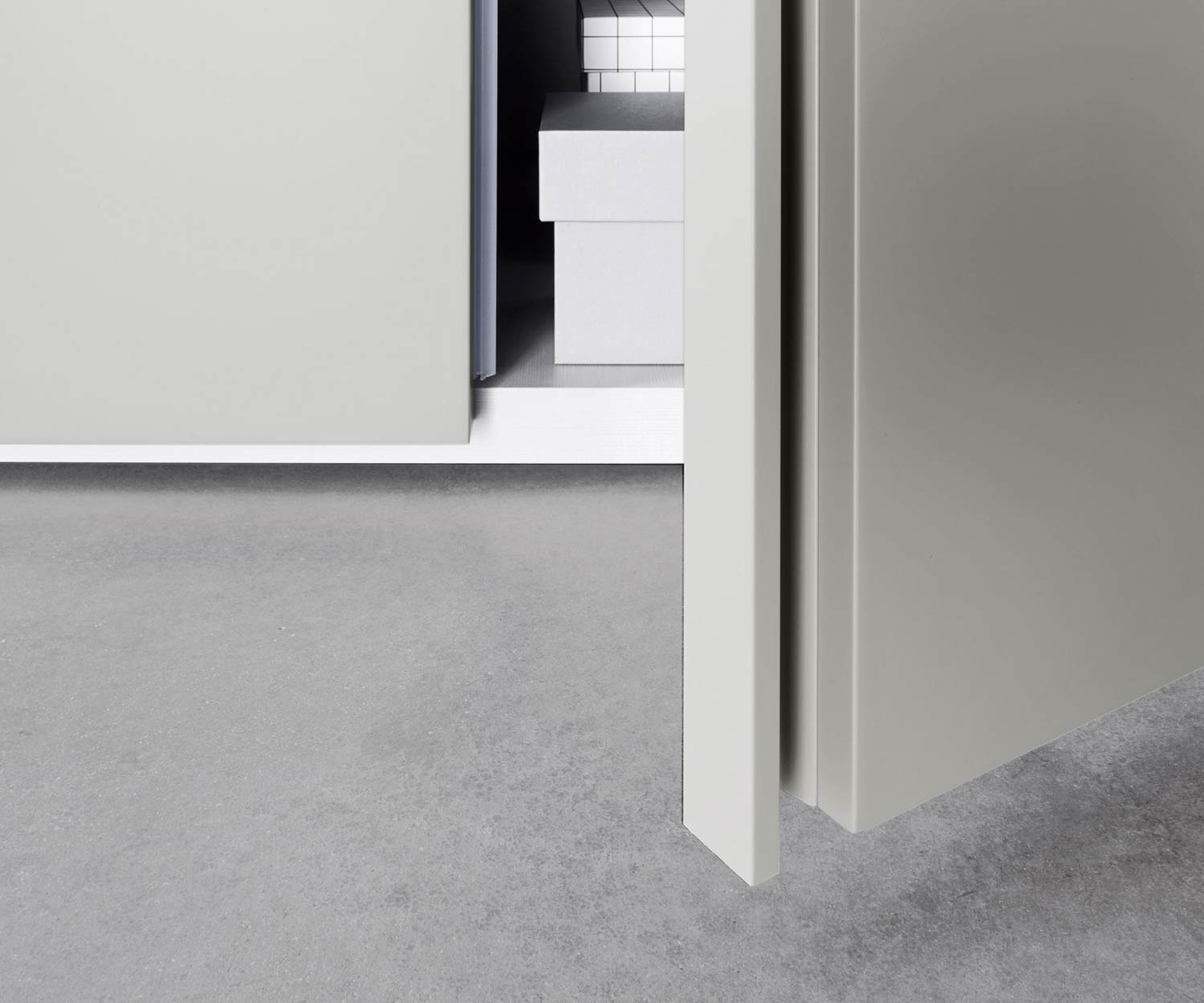 Livitalia Design wardrobe Sinua in detail the handle strip of the open hinged door