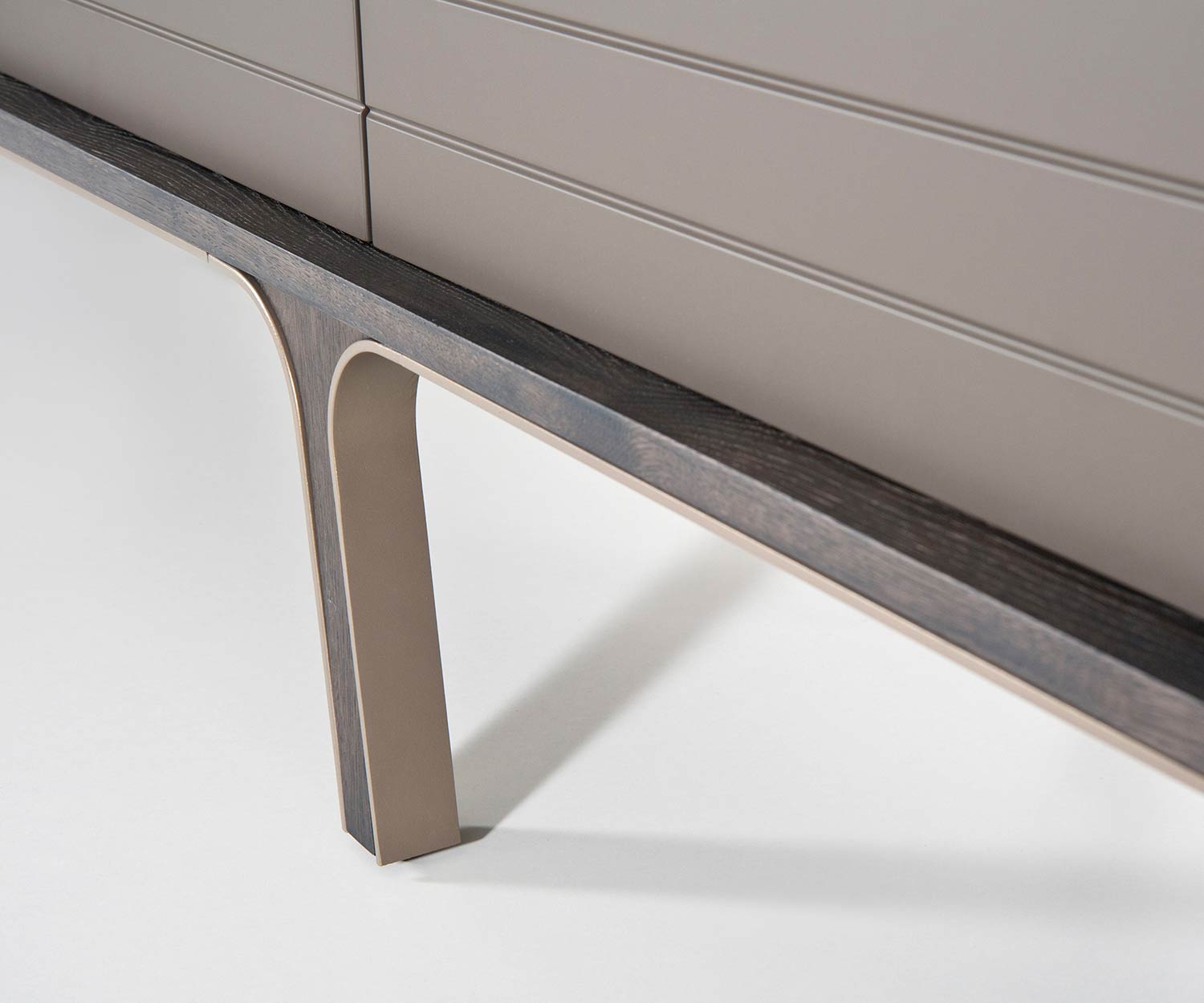 Modernes al2 Mobius 004 Design TV Design Lowboard Front und Füße im Detail in Grau