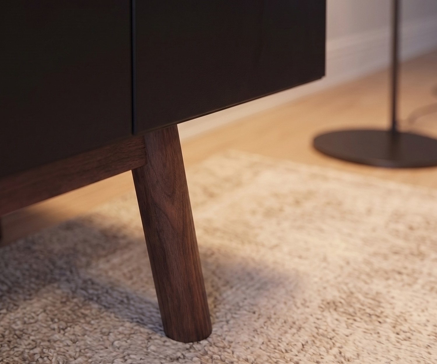 al2 Design Lowboard MOS-I-KO mit Massivholzfuß TV Lowboard MOS-I-KO 005 B fürs Wohnzimmer: Detail der edlen Massivholzbeine und der matten dunklen Oberfläche im Retro-Stil.