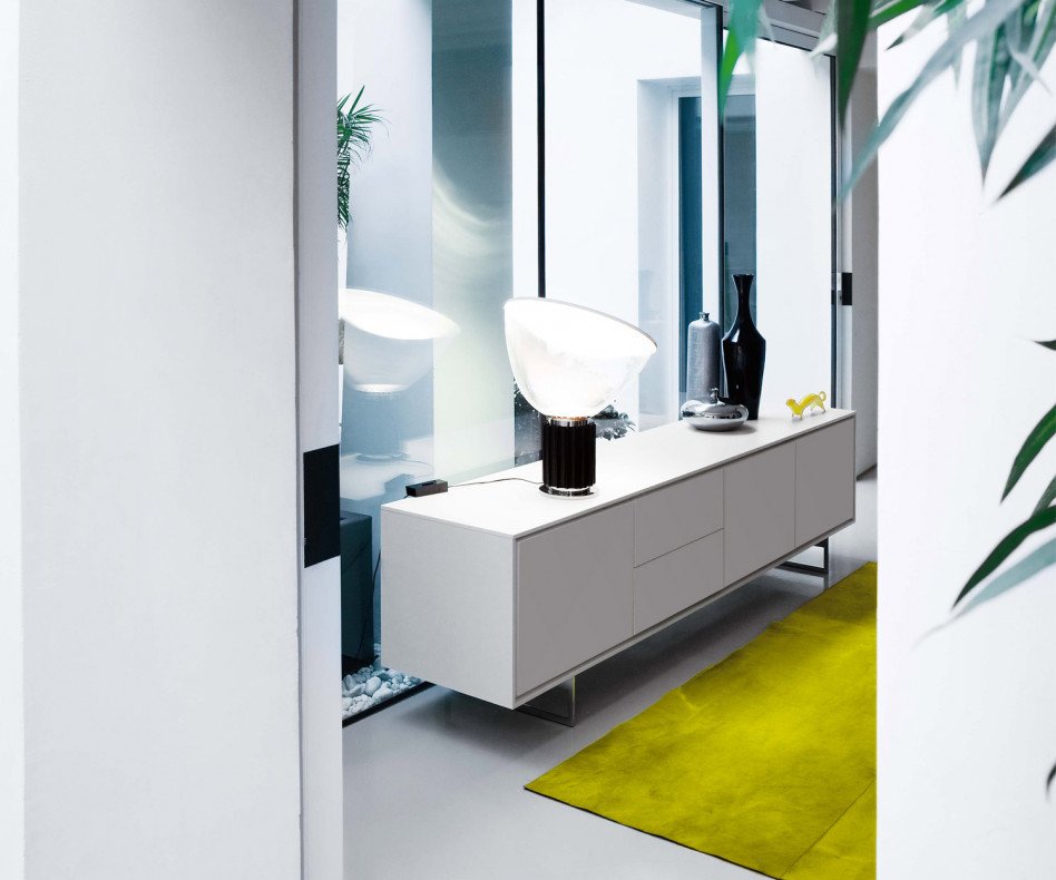 Modernes Design Sideboard auf verchromten Standfüßen im Wohnzimmer