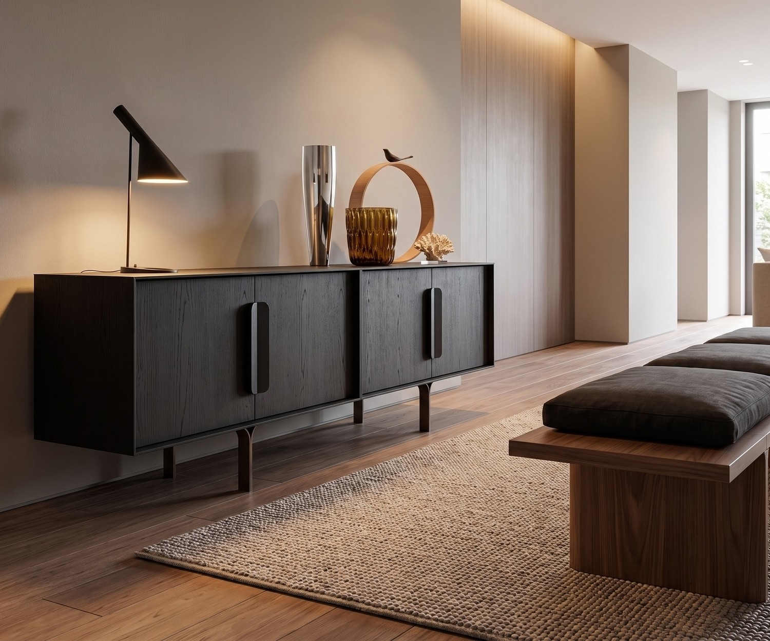 al2 Mobius 003 Sideboard in schwarzer Eiche al2 Mobius 003 Design-Sideboard aus schwarzer Eiche im eleganten Flur mit Tischleuchte, Holzbank und Teppich.
