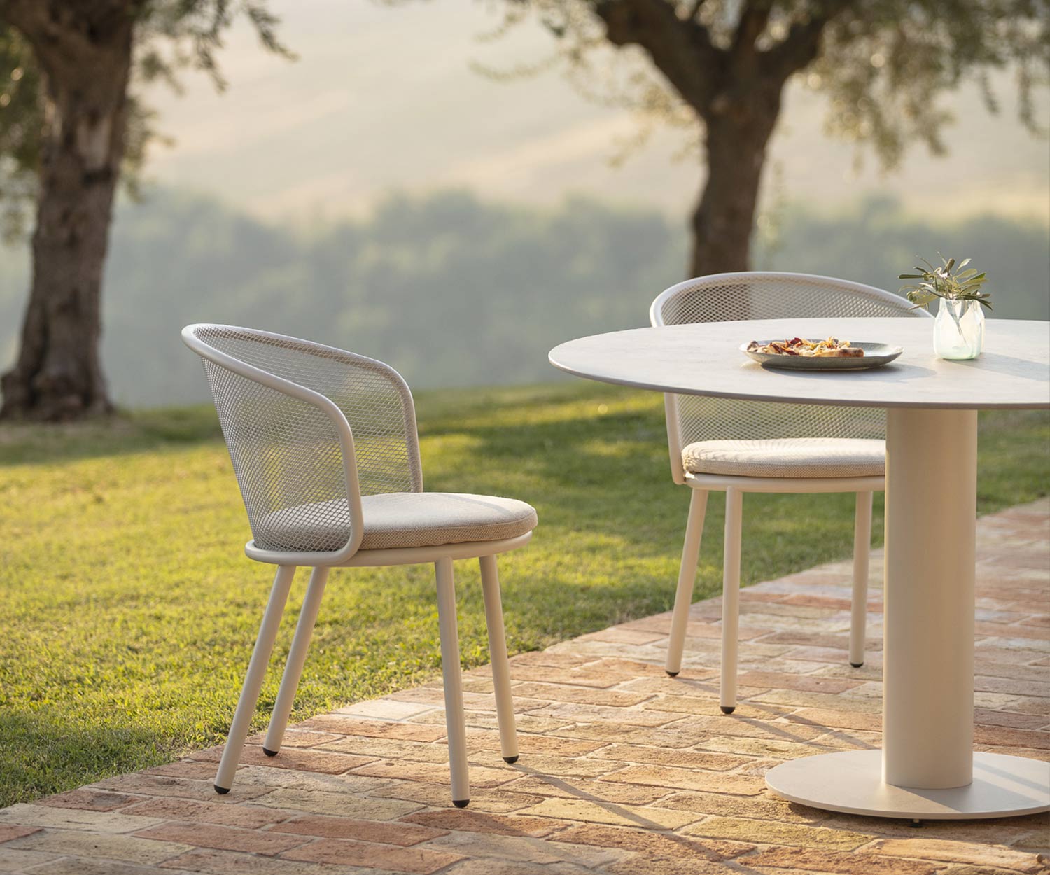 Branta Outdoor Esstisch mit grauer Keramik Tischplatte im Garten Branta Outdoor Esstisch mit grauer Keramik Tischplatte im Garten