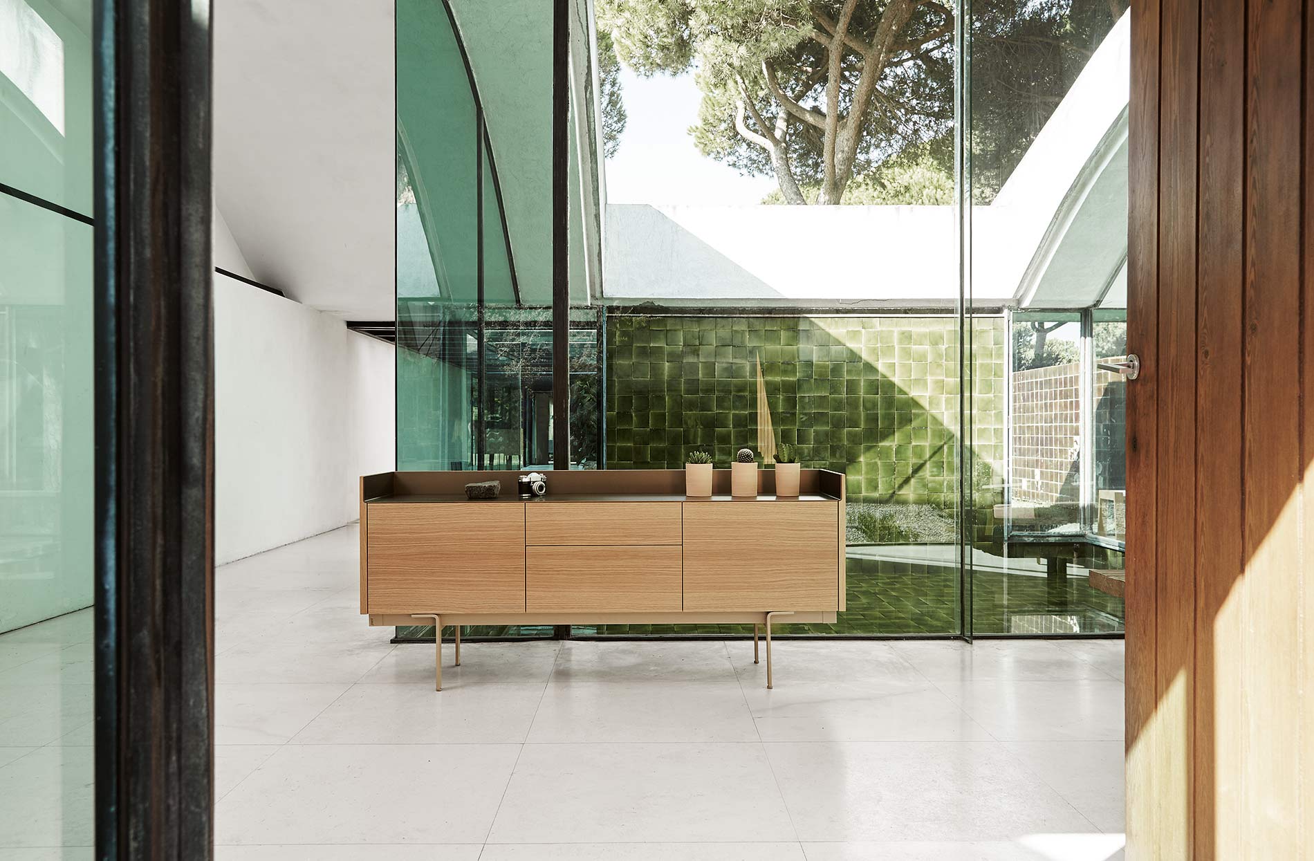 Hochwertiges Sideboard aus Eiche auf fussen
