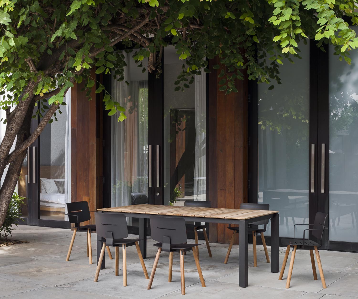 Moderner Design Stuhl mit Teakbeinen und Aluminiumsitz Moderner Design Stuhl mit Teakbeinen und Aluminiumsitz