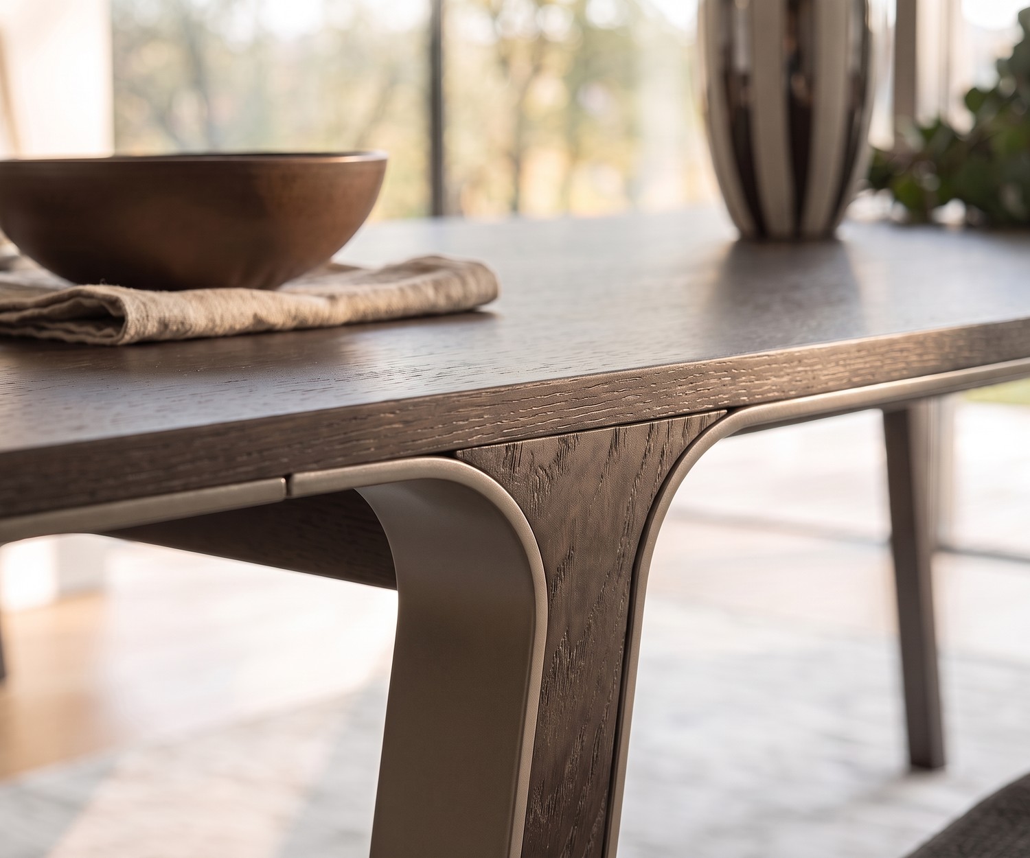 Esstisch mobius 001 von al2 für das Esszimmer, edles Eukalyptus-Furnier mit elegant geschwungenen Massivholzbeinen.