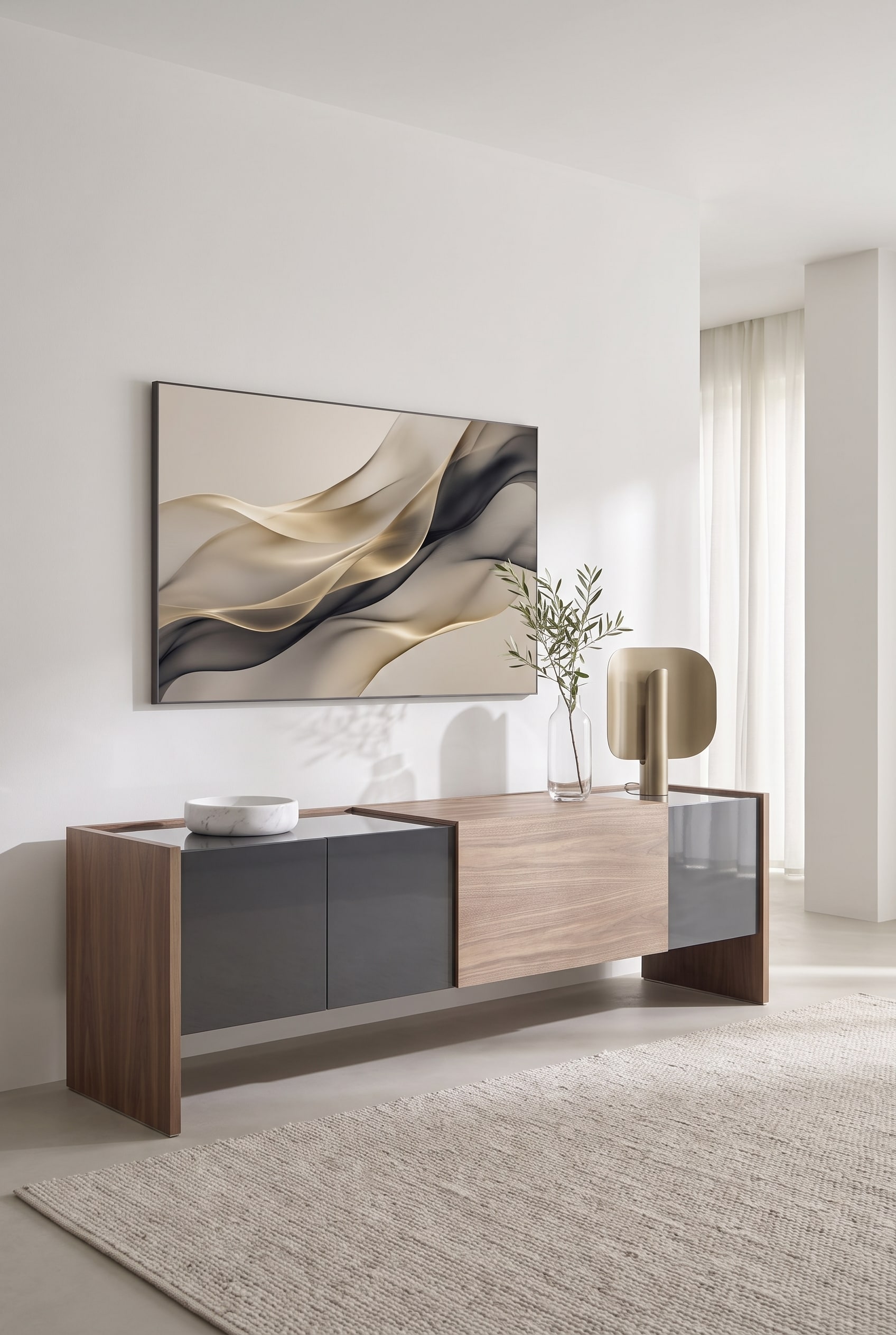 Ein elegantes, minimalistisches Sideboard unter einem an der Wand montierten Fernseher, der wie ein klassisches Kunstgem&auml;lde gerahmt ist und ein Bild zeigt.