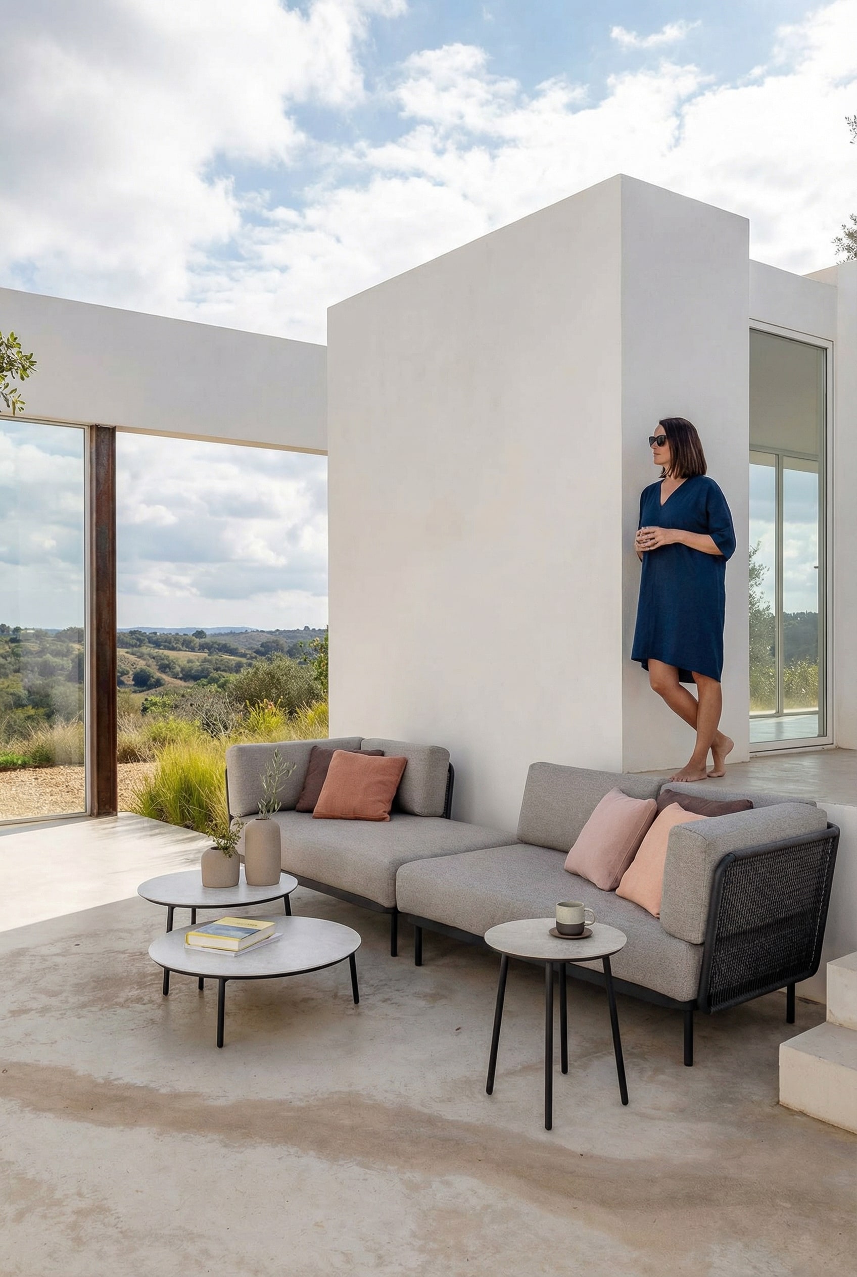 Elegante kleine outdoor bijzettafel op een terras Elegante kleine outdoor bijzettafel op een terras