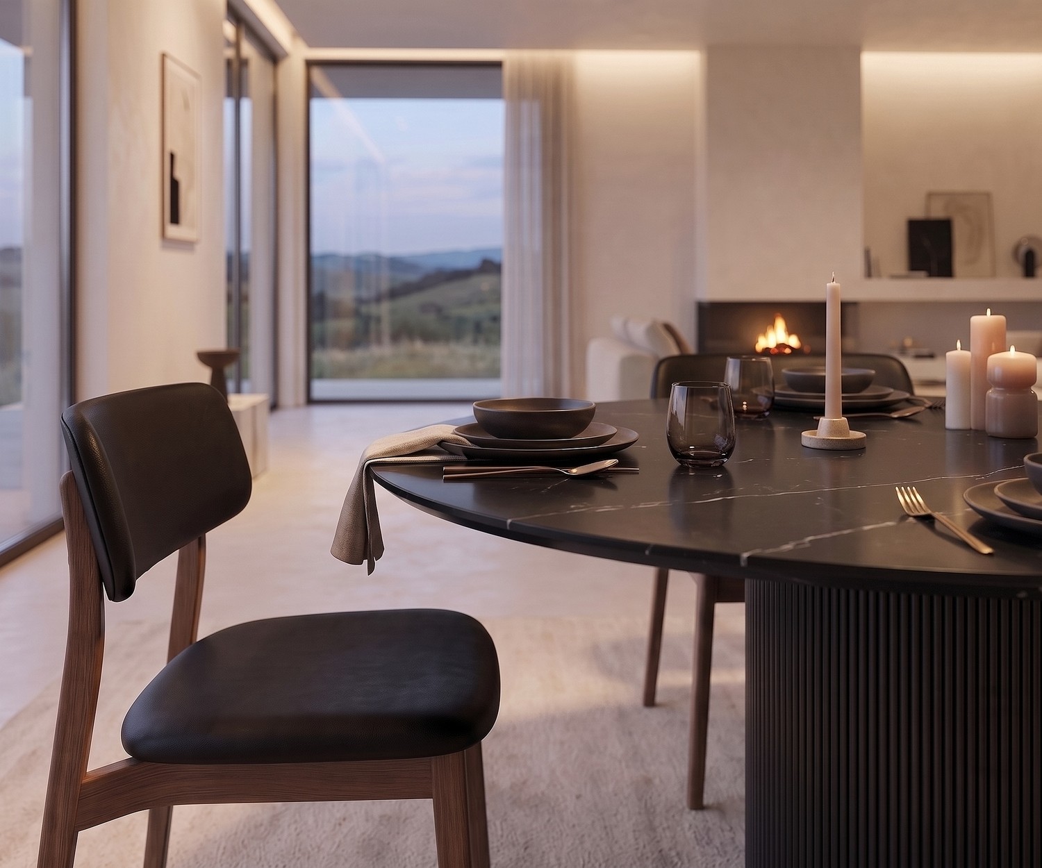 al2 dakry br 001 runder Esstisch mit Rillendesign al2 dakry br 001 Esstisch rund im Esszimmer mit edler schwarzer Keramikplatte, modernem Mittelfuß und Designer-Stuhl.