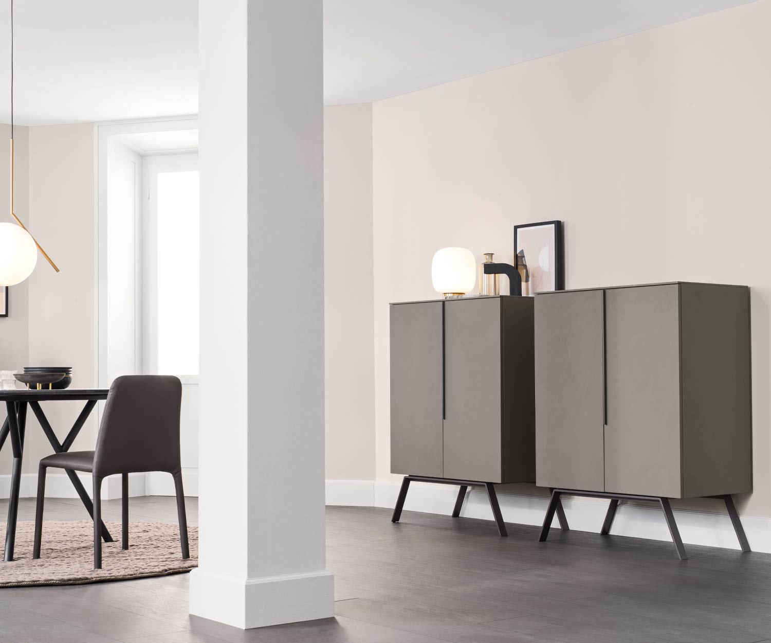Zwei graue Designer Highboards Cleo von Novamobili im Wohnzimmer Zwei graue Designer Highboards Cleo von Novamobili im Wohnzimmer