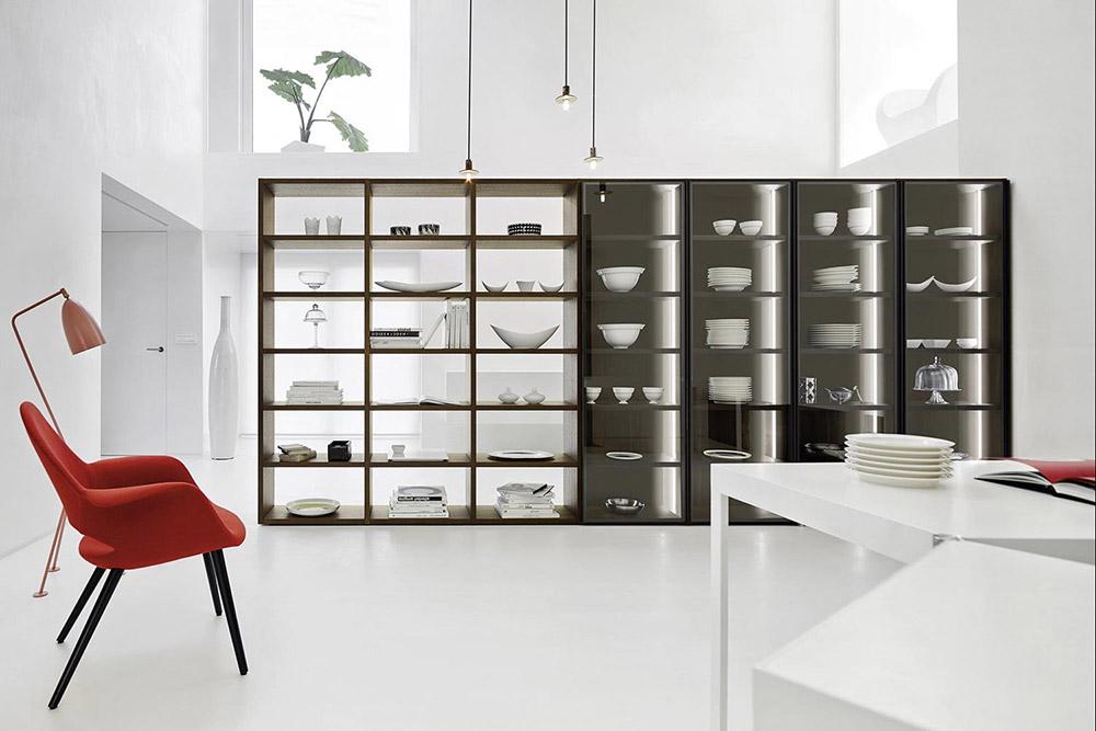 Das Bücherregal ist doppelseitig ausgeführt und kann daher als Raumteiler genutzt werden.