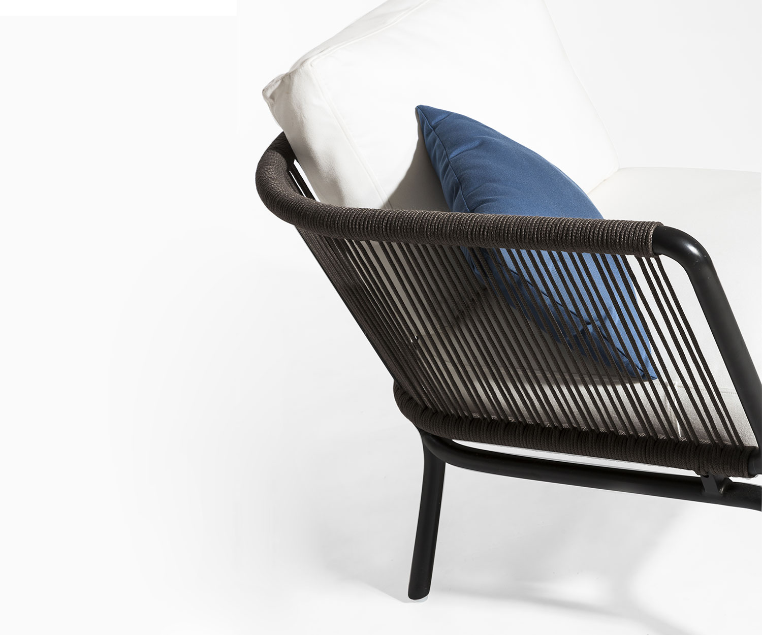 Modernes Oasiq Yland Eckbank Design Sofa im Detail mit Aluminumgestell in Anthrazit