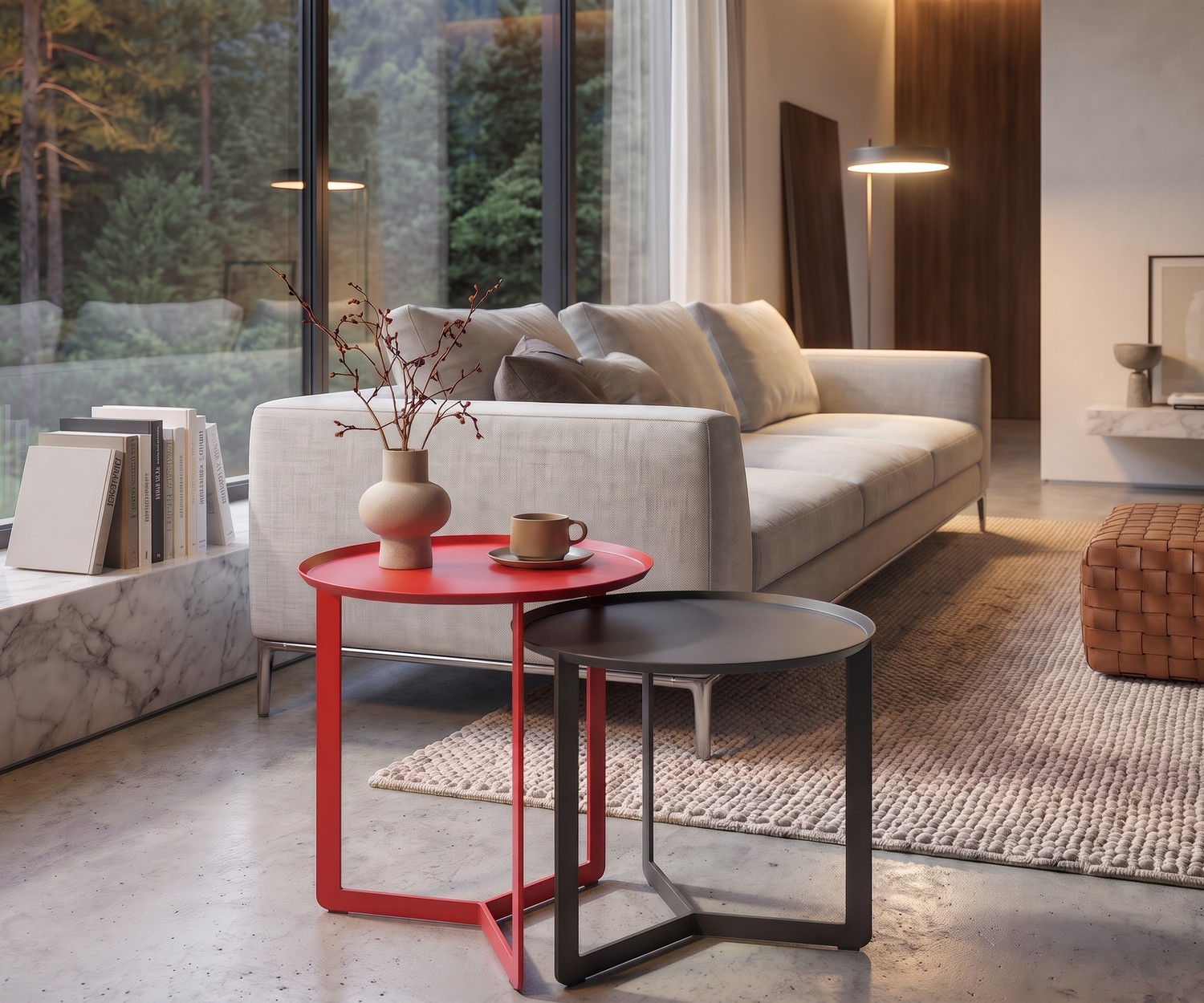 MEME Design Round Beistelltisch aus Metall im Wohnzimmer. Moderner roter und schwarzer Tisch vor hellem Sofa.
