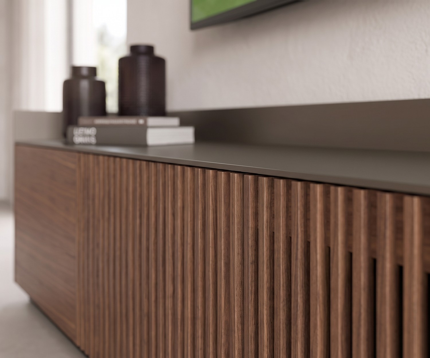 TV Lowboard Punt Stockholm mit Holzlamellen-Front in Nussbaum und Aluminium-Top im modernen Wohnzimmer.