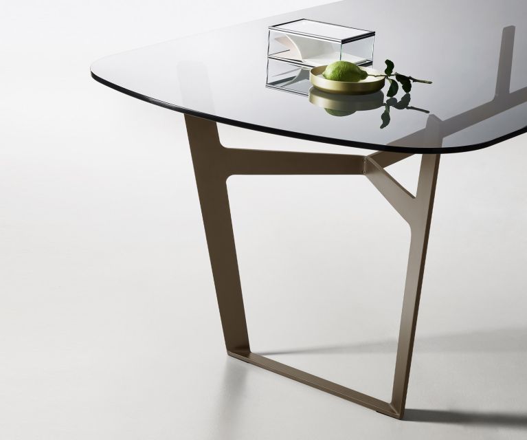 In detail Glass table top Metal frame Obi Design dining table Livitalia
