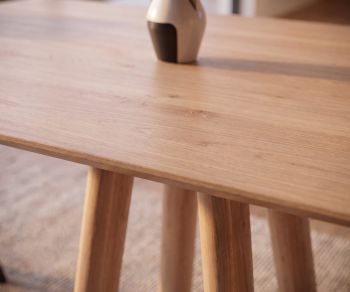 Dining table al2 mos-i-ko 001 a for the dining room in solid oak wood with natural grain and round legs.