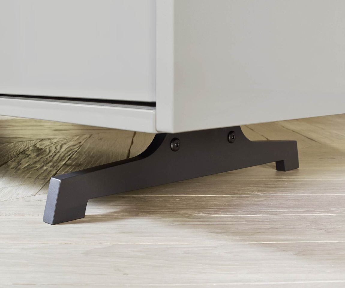 White designer sideboard Vela from Livitalia Detail burnished feet