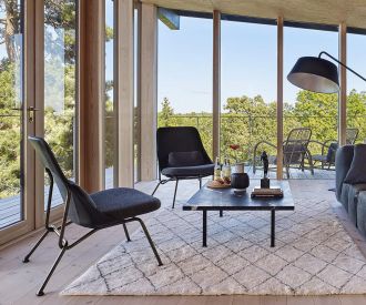 High-quality Prostoria Design armchair Strain leather black Frame in black
