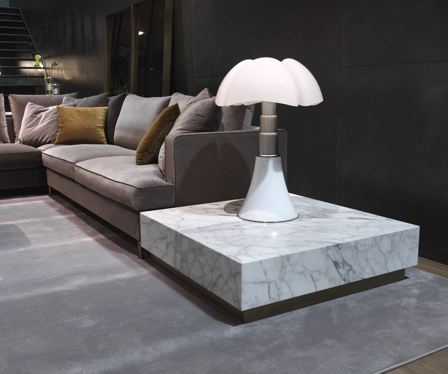 White Thor marble coffee table from Marelli in Carrara by the sofa in the living room