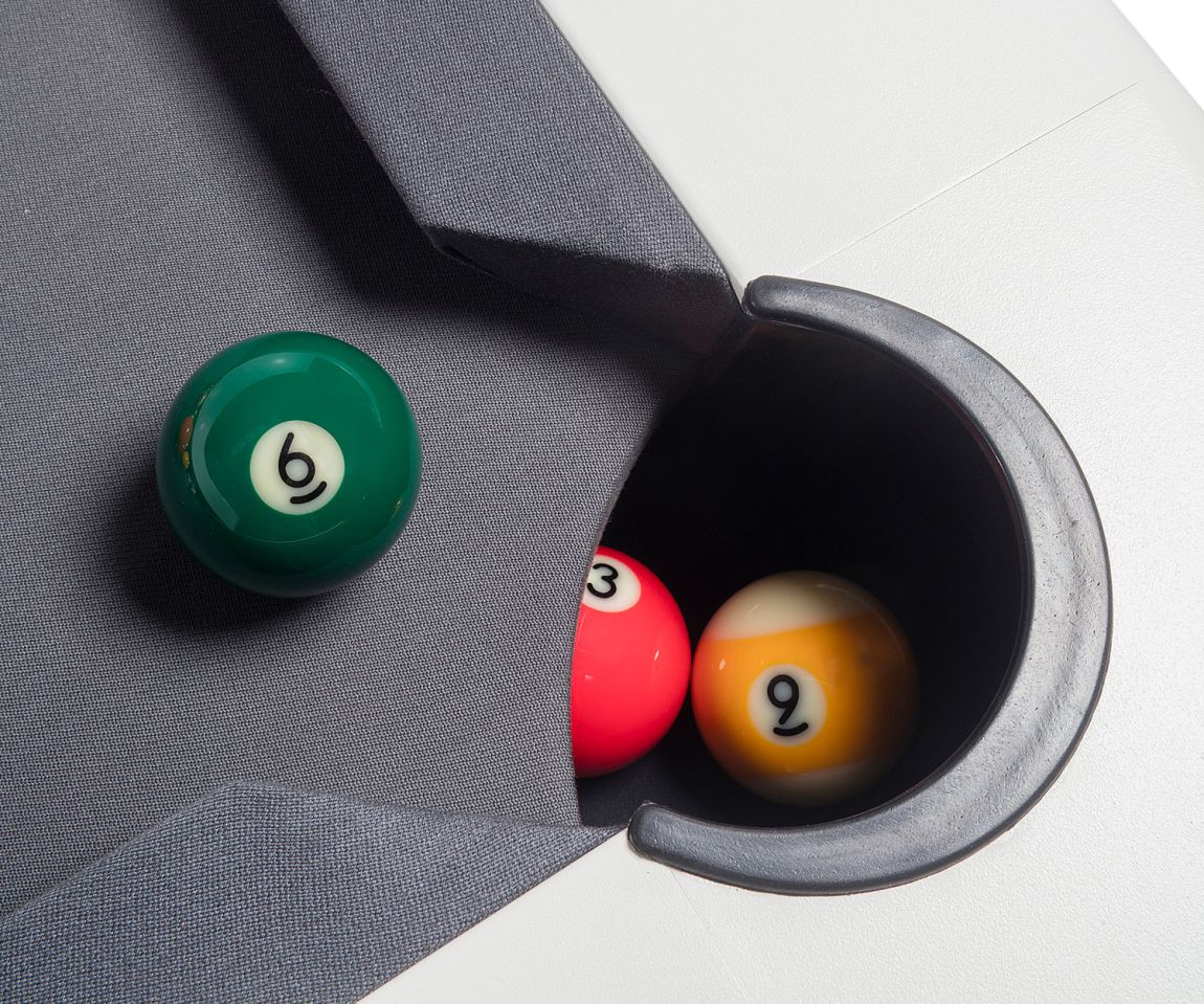 Grey fabric cover of the RS Barcelona Diagonal billiard table in detail the corner pocket 