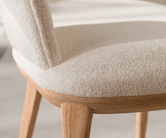Ozzio Baia S012 light-coloured soft upholstered chair with oak
