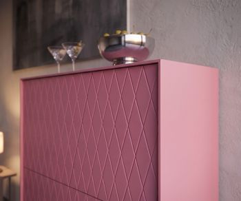 Living room highboard al2 e-klipse 009 in pink, featuring a modern diamond-patterned front and stylish decor on top.
