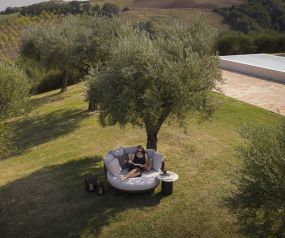 Shady Todus Baza Round Design garden daybed under a tree